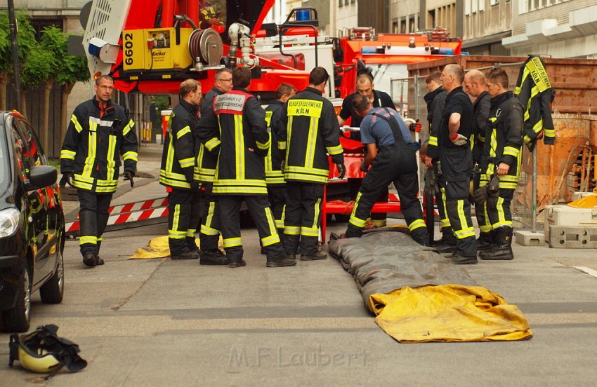 Person auf Baukran Koeln Christophstr P108.JPG